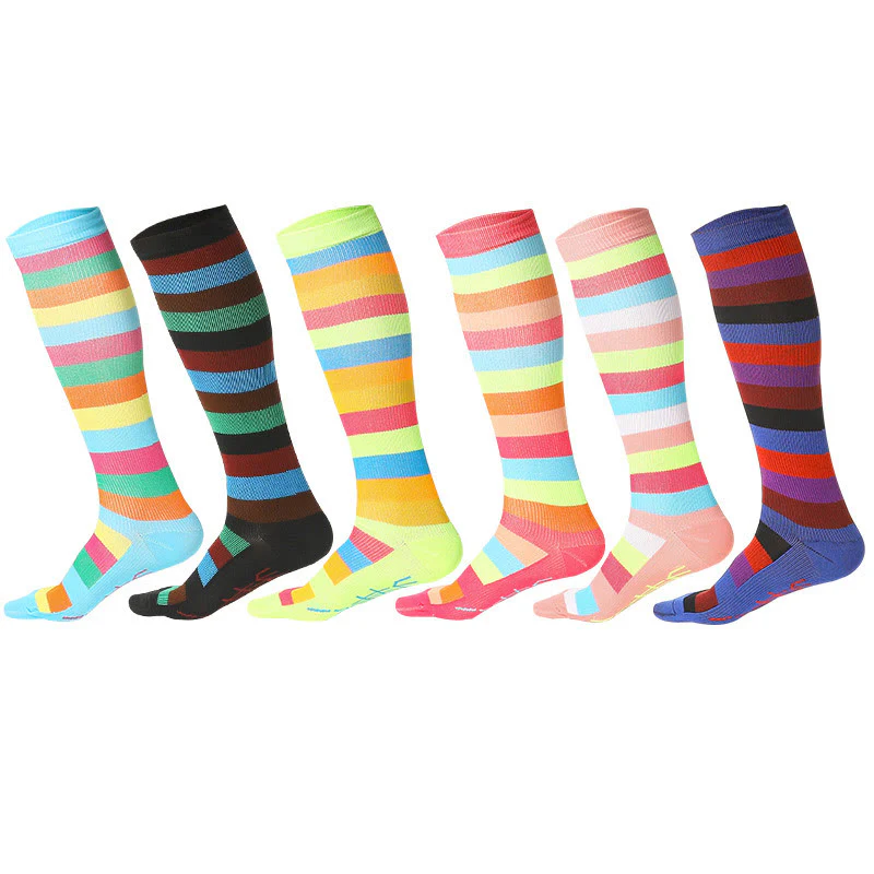 Kniestrümpfe mit Regenbogenstreifen (6 Paar)