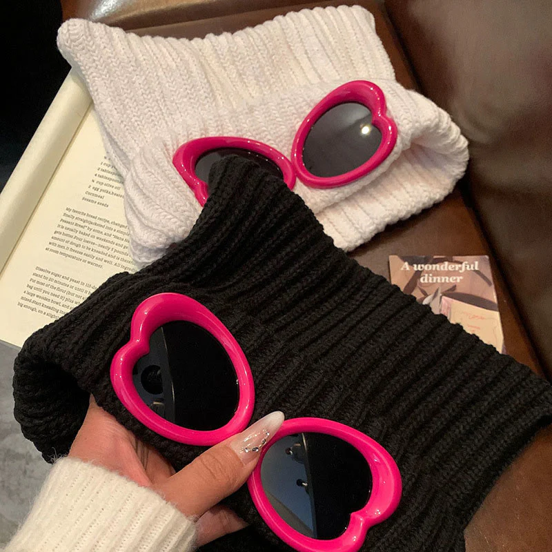 Auffällig designte Mütze mit Schutzbrille