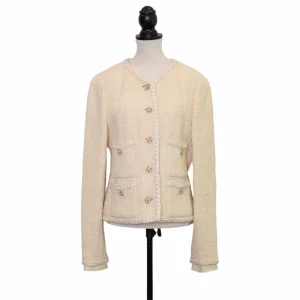 Chanel Boucle Jacke mit aufgesetzten Taschen und perlenbesetzten Logo-Knöpfen